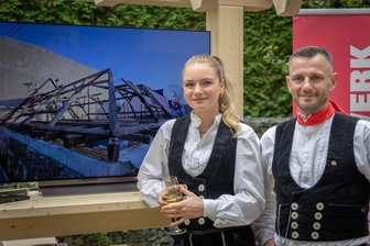 Extravagant: Hier trifft Handwerkskunst auf Weingeschmack - Samira und Hannes Graupner zeigten an ihrem Stand unter anderem Bilder vom alten Dachstuhl.