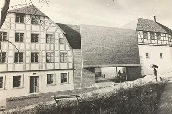 Extravagantes vor Adorfs neuem Perlmuttermuseum - Der Entwurf für das Erlebnismuseum Perlmutter in Adorf. Links das Haus Graben 2, rechts das Freiberger Tor, in der Mitte der Neubau, der beide Bestandsgebäude verbindet.