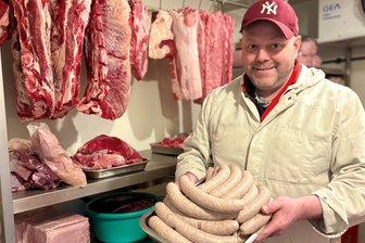 Extrawurst für den Spiegelwald: Fleischer aus dem Erzgebirge kreiert Unikat für neuen Imbiss - Fleischermeister Alexander Lauckner aus Bernsbach hat für den neuen Imbiss auf dem Grünhainer Hausberg die Spiegelwald-Griller kreiert. Das sind Roster mit mediterraner Note.