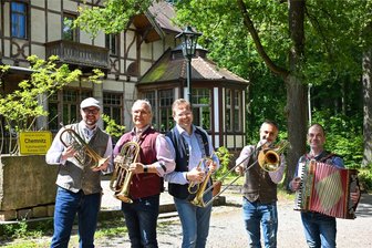„Extrem aufgeregt“: Chemnitzer spielen bei größtem Blasmusik-Festival Europas - Sie nennen sich „Nischlmusi“ und fahren zum größten Blasmusikfestival Europas: Philipp Lohse, Ingolf Günther, Conrad Wecke, Volkmar Jäger und Robin Kürschner (von links).