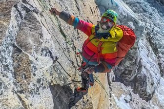 Extrembergsteiger Jost Kobusch knackt Winter-Höhenrekord am Westgrat des Mount Everest - Jost Kobusch an einer Felswand am Mount Everest zwischen Basislager und Camp 1. Die Atemschutzmaske hilft gegen den Wind, ist aber ohne künstlichen Sauerstoff.