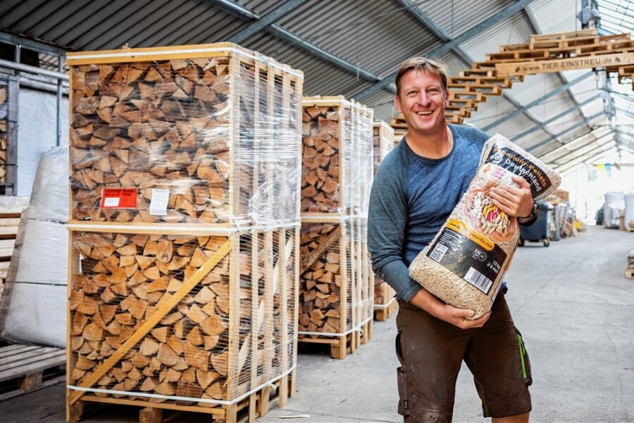 Extreme Nachfrage bei Mittelsachsens Händlern: Holz und Kohle werden knapp und teuer - Thomas Kretschmann handelt in Hainichen mit Naturbrennstoffen. Der extrem gestiegenen Nachfrage könne er nachkommen, weil er langjährige Kontakte zu Lieferanten habe. 