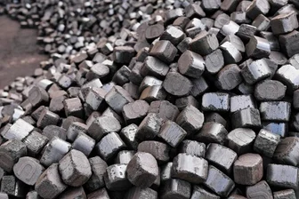 Extreme Nachfrage: Holz und Kohle werden knapp - Bei einem Brennstoffhändler in Seelitz sind zumindest lose Briketts, hier vom Hersteller Union, nicht knapp. 