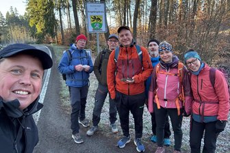 Extreme Tour ins Erzgebirge: Wanderer laufen 80 Kilometer von Hainichen zum Fichtelberg - Die Gruppe auf dem Weg zum Fichtelberg (v.l.): Jan Held, Andreas Friedrich, Tobias Gläser, Martin Dittrich, Thomas Böhme, Karin Brandt und Yvonne Kühn.