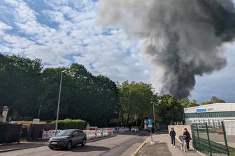 Extremes Wetter, Sabotage, Seuchen: Auf welche Risiken sich Chemnitz einstellen muss - Mit Mann und Maus ausgerückt: Bei dem gewaltigsten Feuer der jüngeren Vergangenheit in einer Gießerei an der Schönherrstraße waren im Juni 2023 sämtliche Feuerwehren der Stadt über Stunden hinweg im Einsatz.