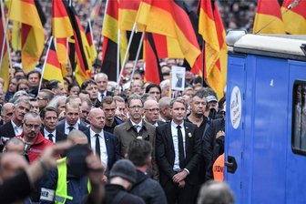 Extremismus-Forscher über die AfD: „Einstufung könnte potenziell Weg für Parteiverbot ebnen“ - AfD-Funktionäre wie Björn Höcke und Jörg Urban bei einer Demonstration in Chemnitz 2018. Laut Steffen Kailitz vom Hannah-Arendt-Institut für Totalitarismus-Forschung siedelt der AfD-Landesverband Sachsen seit spätestens 2017 im Bereich des Rechtsextremismus.