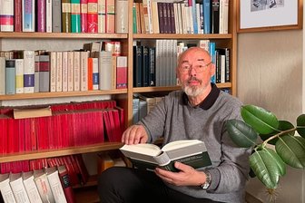 Extremismusforscher und Lehrstuhlinhaber an der TU Chemnitz Eckhard Jesse im "Unruhestand": Die Jüngeren sollen auch mal ran - Eckhard Jesse, der sich selbst als Stubenhocker bezeichnet, hütet in seinem Haus in Niederbobritzsch einen Schatz von mehr als 30.000 Büchern.