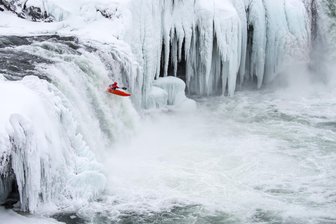 Extremkanute Olaf Obsommer und der Kick des freien Falls - Olaf Obsommer bei einer winterlichen Kajakfahrt auf dem Godafoss im Norden Islands.