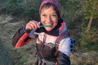 Extremsportlerin aus Plauen: „Das war eine reine Schweinehund-Geschichte“ - Auch bei Ultramärschen gibt es für Christin Ziehr klare Abläufe: Zähne putzen und Haare kämmen sind nicht verhandelbar.