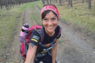 Extremsportlerin Christin Ziehr zu Fuß und ohne Schlaf von Berlin nach Plauen unterwegs: „Es ist mit jedem Schritt, als würde ich durchs Feuer laufen“ - Nacht Nummer zwei geschafft: Christin Ziehr befindet sich persönlich schon im Endspurt.