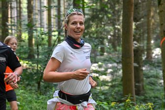 Extremsportlerin im Erzgebirge unterwegs: Joyce Hübner will 495 Marathons in 495 Tagen laufen - Joyce Hübner lief bereits durch den Rabensteiner Wald. Jetzt war sie in Schneeberg.