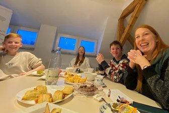 Exzessiver Medienkonsum: Welche Konsequenzen es in einer Reichenbacher Jugend-Wohngruppe ab sofort gibt - Lockerer Ausklang des Sucht-Präventionsprojektes in der Wohngruppe der Reichenbacher Kinderarche. Auch Einrichtungsleiterin Nicole Baumann kann mit den Ergebnissen des Projektes gut leben.