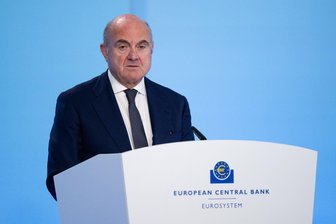 EZB-Vize kritisiert Bundesregierung im Ringen um Commerzbank - EZB-Vizepräsident Luis de Guindos kritisiert die Bundesregierung für Ihren Widerstand gegen eine Übernahme der Commerzbank. (Archivbild)