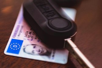 Führerscheinstelle im Vogtland erlebt Umtauschwelle und bittet Bürger um mehr Geduld - Ziel des Führerscheinumtauschs: Der neue, fälschungssichere Führerschein in Scheckkartenformat. Bis 2033 müssen Millionen der älteren "rosa Führerscheine" umgetauscht werden.
