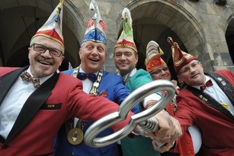 In händigte sich Ordnungsbürgermeister Miko Runkel den Schlüssel als Präsident eines der fünf beteiligten Karnevalsvereine selbst aus.