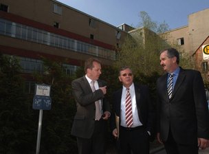 Lunzenaus Bürgermeister Ronny Hofmann, Landesdirektionspräsident Karl Noltze und CDU-Landtagsabgeordneter Thomas Schmidt