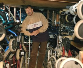 Für Container und Transport fehlt das Geld - Saboor Rasuli zwischen all den Hilfsgütern, die für Waisenhäuser in seinem Heimatland Afghanistan bestimmt sind. Noch fehlt aber das Geld für den Transport.