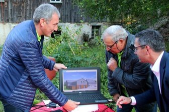 Für Mühlen-Restaurierung fließt Geld - Vereinsvorsitzender Rene Turczyk (links) und Vorstandsmitglied Helmut Zengerling (2. von links) zeigen dem CDU-Landtagsabgeordneten Sören Voigt, wie der fertige Mühlenhof einmal aussehen soll.