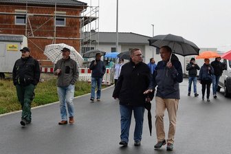 Für Oelsnitzer Wohngebiet Tempo 30 gefordert - Anwohner Peter Runge (rechts) hat im Gespräch mit OberbürgermeisterMario Horn (CDU) seinen Wunsch nach einer Geschwindigkeitsbegrenzung formuliert.