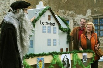 
              <p class="artikelinhalt">Auf dem "Lebendigen Lotterhof" konnten die Besucher unter anderem Führungen mit Hieronymus Lotter erleben, dem das Anwesen einst an Wohn- und Alterssitz diente. Alexander Stoll verkörperte den bekannten Baumeister. Das Modell des Hof dient als Spendensparbüchse. </p>
            