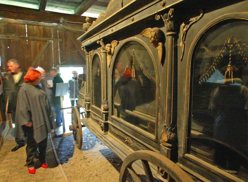 Förderverein will steinalte Leichenwagen vorm Holzwurm retten - 
              <p class="artikelinhalt">Bei den Besuchern des Landwirtschaftsmuseums lösen die Leichenwagen Schauder aus. </p>
            
