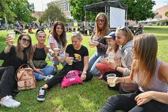 „Fête de la Musique“ 2023: Diese Musiker treten in Limbach-Oberfrohna und Burgstädt auf - Das Musikfest Chemnitz „Fête de la Musique“ fand bisher am 21. Juni in Chemnitz statt. Nun zieht das Fest auch ins Umland und feiert in diesem Jahr in Limbach-Oberfrohna und Burgstädt seine Premiere.
