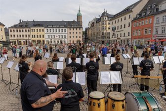 Fête de la Musique: Annaberg verwandelt sich in große Musikbühne - Ein Bild aus dem Vorjahr: Auf dem Annaberger Markt kamen Dutzende Menschen zusammen, um dem Nachwuchsensemble des Bergmusikkorps zu lauschen.