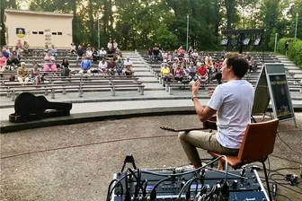 Fête de la Musique: Hainichen und Mittweida sorgen für Sommerabend voller Musik - Knut Kielmann auf der Freilichtbühne in Hainichen.