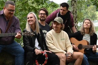 Fabelhaftes erwartet Besucher bei "Kunst am Wasser" - Singer-Songwriter unter sich: Martin Seidel (v. l. n. r.), Anika Jankowski, Martin Lischke, Maximilian Reuschel, Friedemann Spindler und Emely Hedel sowie drei weitere Musiker schreiben im Sommercamp zusammen neue Stücke.