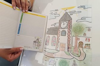 Fabelwesen und Lieblingsorte: Wie Grundschüler auf das Landeserntedankfest in Mittweida eingestimmt werden - Auch die Stadtkirche „Unser Lieben Frauen“ zeichneten die Kinder und sie schaffte es in das Jahrbuch.