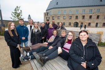 Fabian, Alina und Selma: Gesichter des neuen Pflegestudiums in Plauen - Diese Frauen und Männer haben in Plauen ihr Pflegestudium begonnen. Unter ihnen Fabian Winkler (3. von rechts), Alina Höfler (hinten, 1. von rechts) und Selma Hilbig (links).