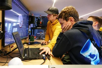 Fabmobil fasziniert in Augustusburg die 3D-Designer von morgen - Gebannt schaut der zwölfjährige Louis auf den Bildschirm, während Haakon Hilse die Benutzung der Software erklärt.