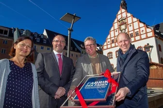 Fabrik der Fäden: Markanter Name für künftiges Plauener Textilmuseum findet sich in letzter Minute - Strahlten bei der Preisverleihung mit dem Himmel um die Wette: Grafikerin Katja Schmidt, OB Steffen Zenner, Museumschef Martin Salesch und Andreas Stephan, Geschäftsführer der Firma Maler Plauen. 