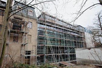 Fabrik der Fäden: Neues Museum soll im Oktober öffnen - Die Glasfassade, die Alt- und Neubau des neuen Textilzentrums verbindet, ist bereits fertiggestellt.