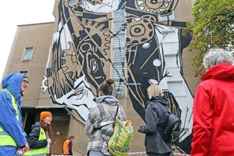 Fabrik erwacht als Kunstwerk wieder - Die ehrenamtlichen Kulturvermittler Cindy Kästner und Oxana Okunew (v. l.) bei einer Führung von Besuchern über das Gelände der Ibug in der Buntpapierfabrik Flöha. 