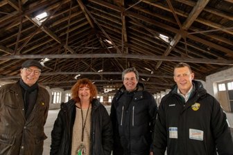Fabrik soll eine Perle werden - Das Obergeschoss beeindruckt mit einer freitragenden Deckenkonstruktion: GK-Software-Chef Rainer Gläß kam direkt unterm Dach mit den Elsteraue-Nachbarn Bernhard Weisbach (links), Margitta Schier von den Weberhäusern und Unternehmer Bernd Märtner (rechts) ins Gespräch. 
