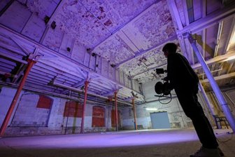 Fabrikhalle in Chemnitz wird zum Kunstobjekt - Die Berliner Künstlerin Ulrike Mohr bei einem Lichttest für ihre Installation für das Kunstprojekt "Wechselräume" in der alten Gießerei an der Gießerstraße. Es ist am Samstag und Sonntag vor Ort und online zu sehen. 