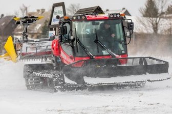 Fabrikneuer Pistenbully spurt in der Grenzregion - Der neue Pistenbully hat einen 6-Zylinder-Dieselmotor, der aus 6700 Kubikzentimetern Hubraum 253 PS Leistung entwickelt. 