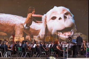 Weltpremiere beim Internationalen Märchenfilmfestival Fabulix: Über die Leinwand flimmert "Die unendliche Geschichte", dazu spielt die Erzgebirgische Philharmonie und das alles unter freiem Himmel. 