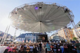 Fabulix in Annaberg-Buchholz: Zwei Prinzen erobern das Erzgebirge - Der Annaberger Markt hat sich in ein riesiges Open-Air-Kino verwandelt. Am Mittwochabend ist dort das dritte Internationale Märchenfilmfestival eröffnet worden.