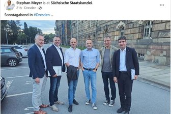 Facebookauftritt nach Krisensitzung: Landräte setzen sich mit Kommunalfinanzen gegen Staatsregierung durch - Ein Bild der Zufriedenheit am Sonntagabend vor der Staatskanzlei. Die Landräte Carsten Michaelis, Udo Witschas, Stephan Meyer, Dirk Neubauer (parteilos, alle anderen CDU) sowie Kai Emanuel und Henry Graichen haben sich gegen den Finanzminister durchgesetzt.