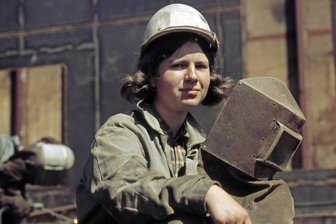 Facetten feministischer Utopien - Frauen in traditionellen Männerberufen - keine Seltenheit in der DDR: Junge Schweißerin bei der Arbeit im VEB Warnowwerft Warnemünde. Etwa 90 Prozent der Frauen waren in der DDR berufstätig, so Sabrina Zachanassian in ihrem Vortrag zum "Frauenbild in der DDR". 