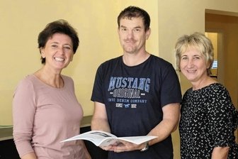 Facharzt eröffnet eigene Praxis - Am Montag ist Eröffnung, noch ist viel zu tun. Beim Einrichten der Praxis legen Facharzt Frank Heerwagen sowie die Schwestern Claudia Fülle (links) und Sabine Franz mit Hand an.