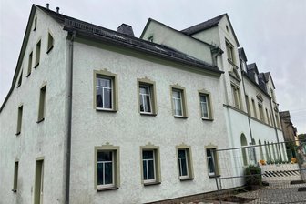 Facharzt soll in Hohndorf die medizinische Versorgung ergänzen - Blick auf die Hauptstraße 50 in Hohndorf, künftiger Sitz der geplanten Facharztpraxis.