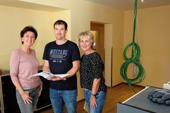 Facharzt verlässt Paracelsus und eröffnet Praxis im Reichenbacher Neubau - Am Montag ist Eröffnung, noch ist viel zu tun. Beim Einrichten der Praxis legen Facharzt Frank Heerwagen sowie die Schwestern Claudia Fülle (links) und Sabine Franz mit Hand an. 2023 soll eine weitere Schwester dazukommen.