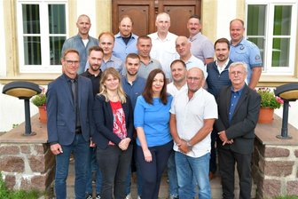 Facharzt vertritt nun den Bürgermeister in Großhartmannsdorf - Der neue Gemeinderat von Großhartmannsdorf hat am 19. August erstmals mit Bürgermeister Dirk Müller (v.l.) getagt.