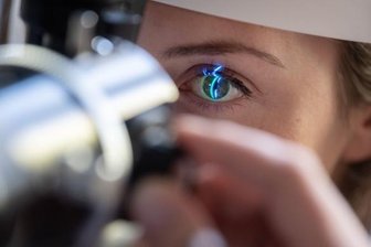 Facharztsuche: Kritik an Kassenärztlicher Vereinigung - Eine Untersuchung beim Augenarzt - mangels Fachärzten ist es in der Region nahezu unmöglich, derzeit einen Termin zu finden.