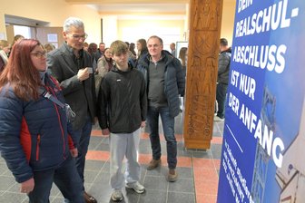 Fachgebundene Hochschulreife in Freiberg: So ist das Interesse - Schulleiter Frank Wehrmeister (M.), hier beim Infotag im BSZ „Julius Weisbach“ in Freiberg.