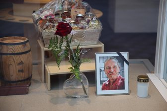 Fachgeschäft „Barrique“ in Zwickau schließt nach Tod des Inhabers - Ein Foto mit Rose und Kerze erinnert im Schaufenster an Jörg Heimbold, den verstorbenen Inhaber des „Barrique“.