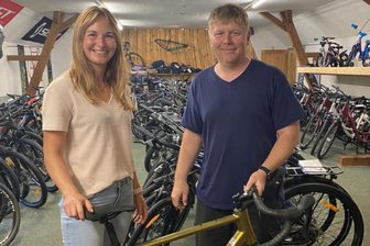 Fachhändler in Westsachsen ist sich sicher: „Das goldene Rad hat Julia Taubitz Glück gebracht“ - Ein Erinnerungsfoto von Julia Taubitz und Karsten Wappler bei ihrem Besuch in Königswalde.
